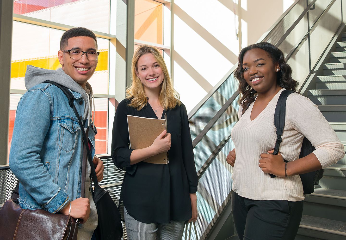 Étudiants souriants dans le bas d'un escalier