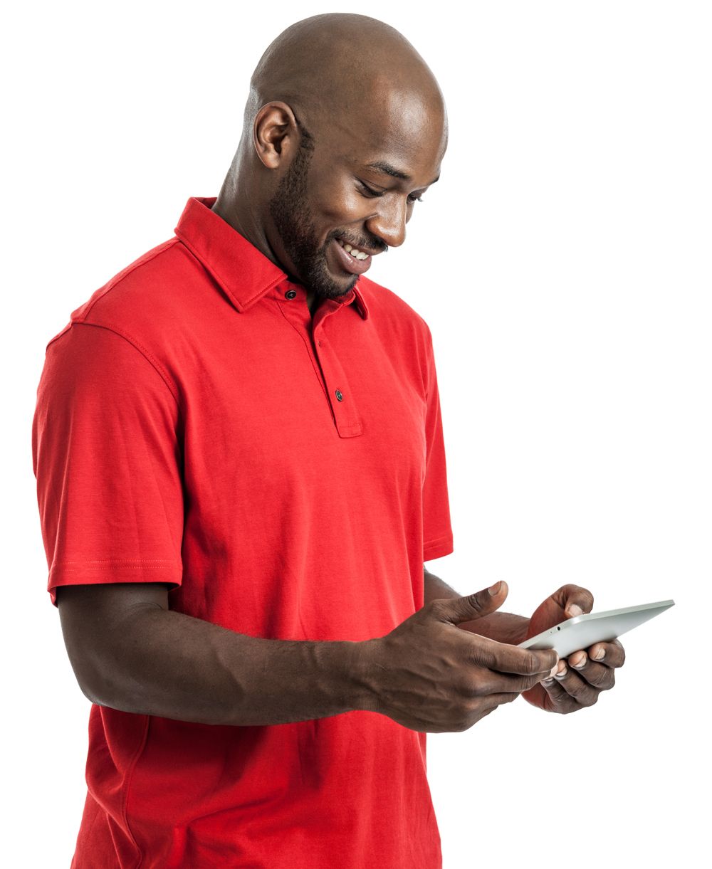 Un homme heureux joue à un jeu sur son Ipad