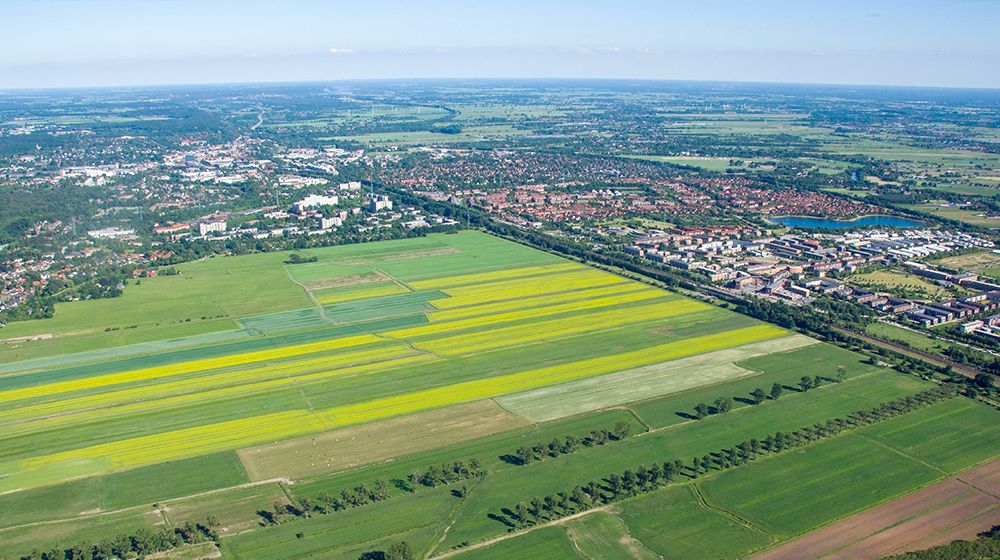 Vue aérienne d'un quartier résidentiel et d'une terre agricole