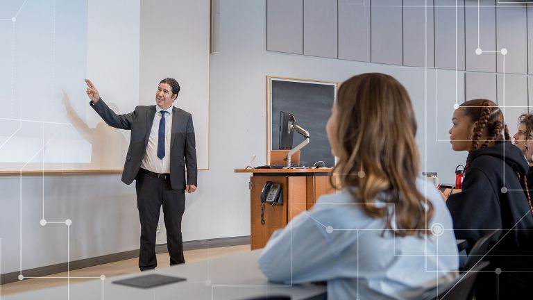 Un enseignant devant sa classe