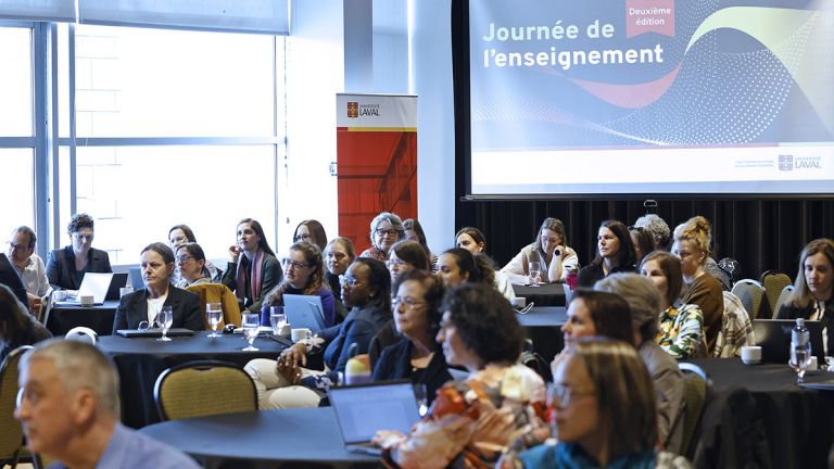 Des enseignants assistent à une conférence